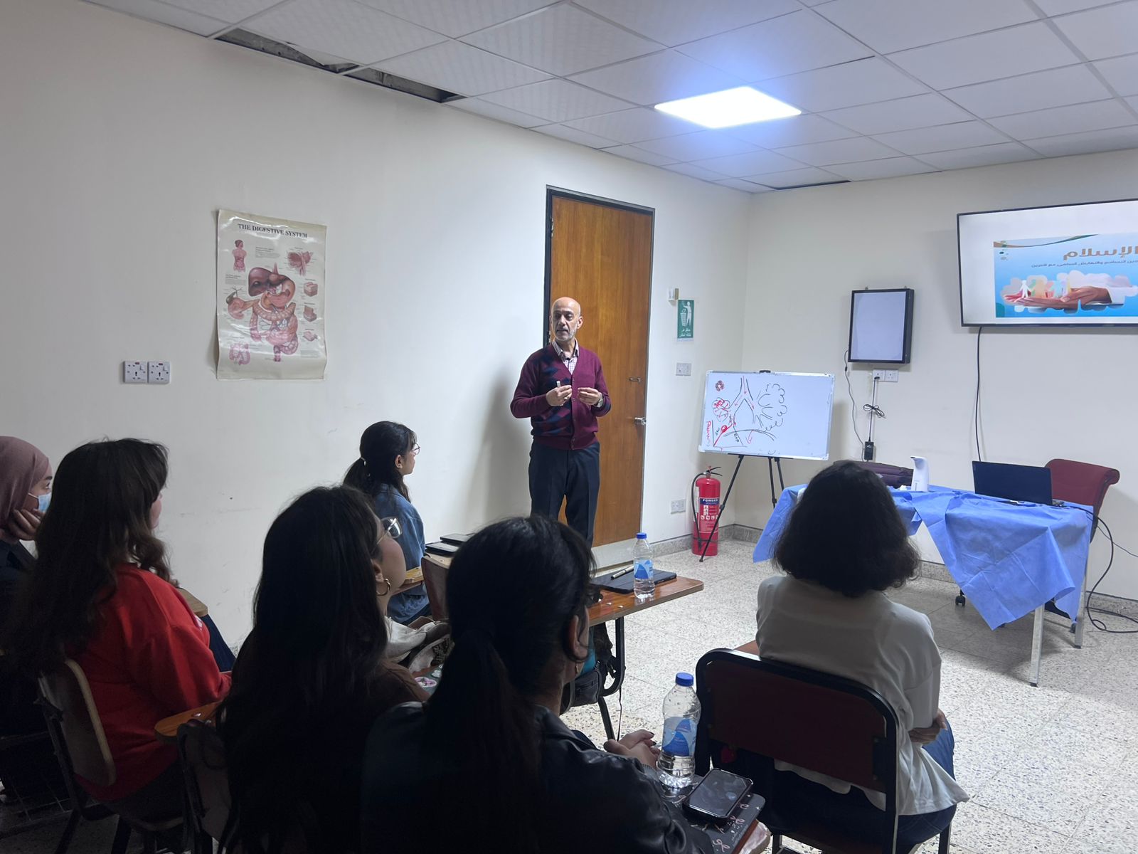 كلية الطب تنظم محاضرة إرشادية بمناسبة اليوم الدولي لمكافحة التطرف العنيف