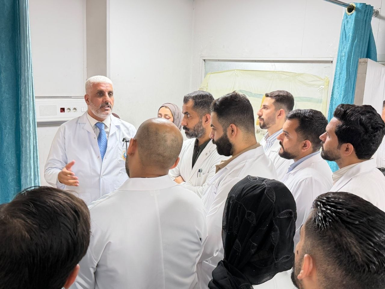 السيد عميد الكلية يجري جولة تدريبية ويباشر بإعطاء الدروس العملية لطلبة المرحلة السادسة