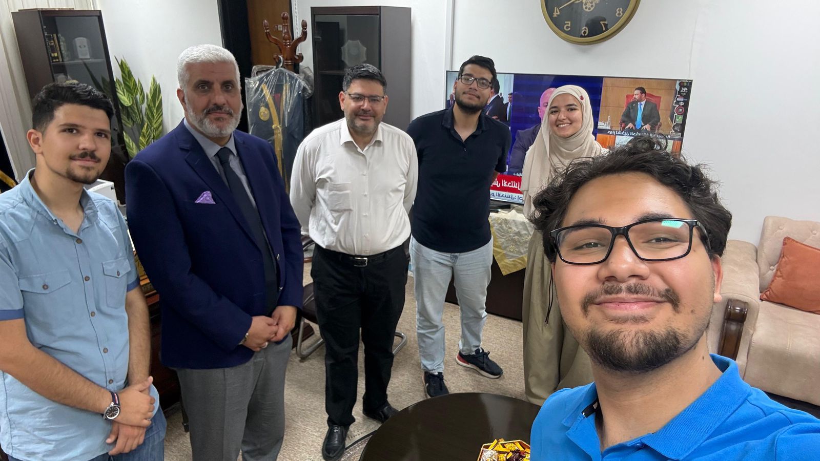 طلبة المرحلة الثالثة يهدون بوسترات تعليمية لعمادة كلية الطب