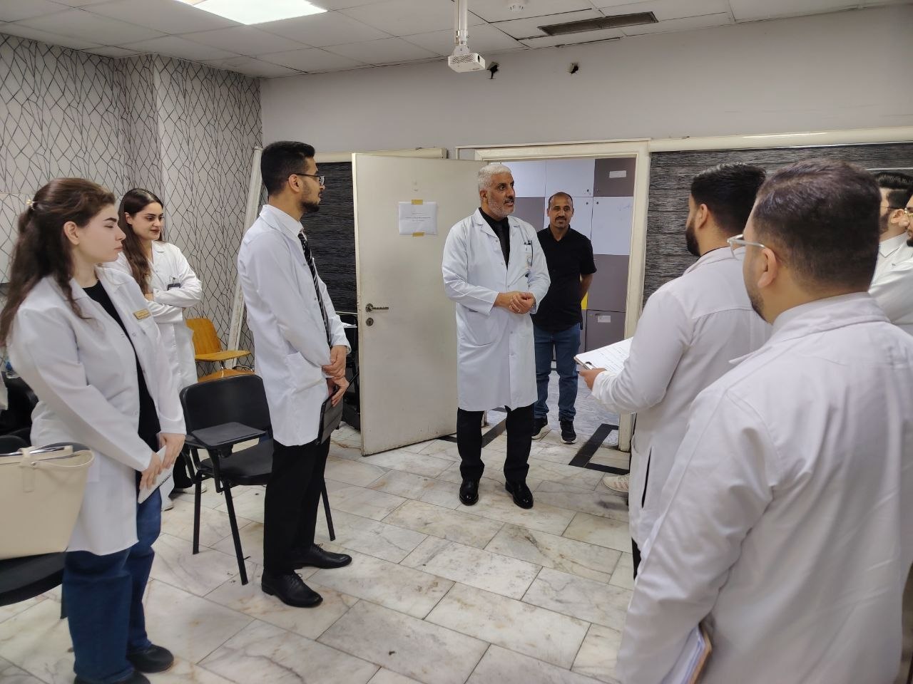 عميد كلية الطب يتفقد سير الامتحانات السريرية النهائية لطلبة المرحلة السادسة